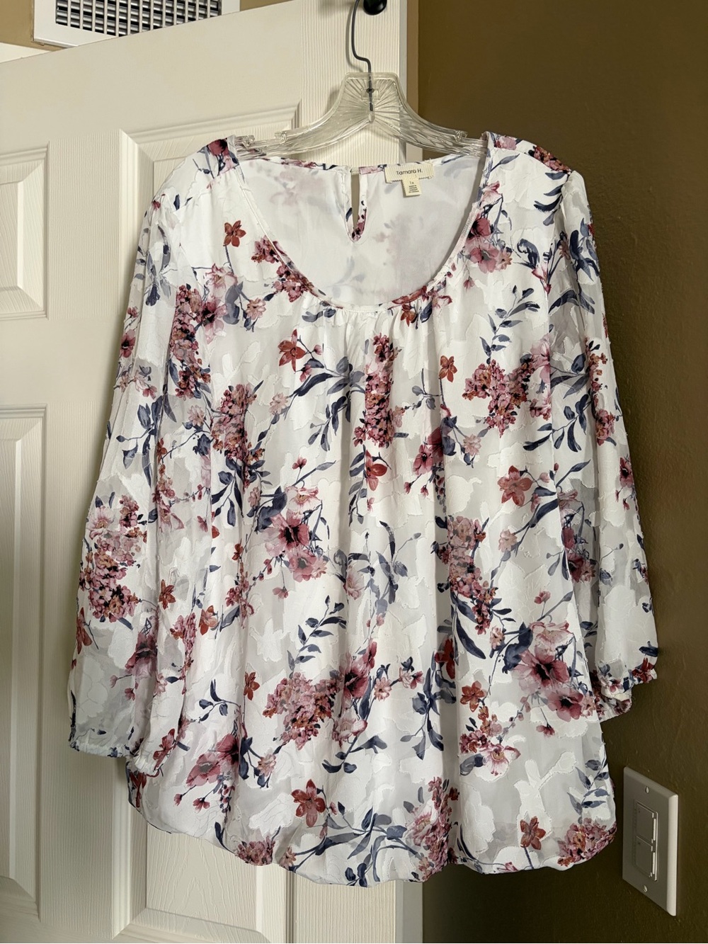 Lightweight White Floral Scoop-Neck Blouse with Pink and Navy Accents